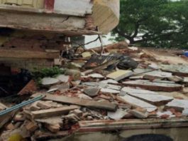 मुंबई में दीवार ढहने से मलबे में दबे 3 लोगों की मौत