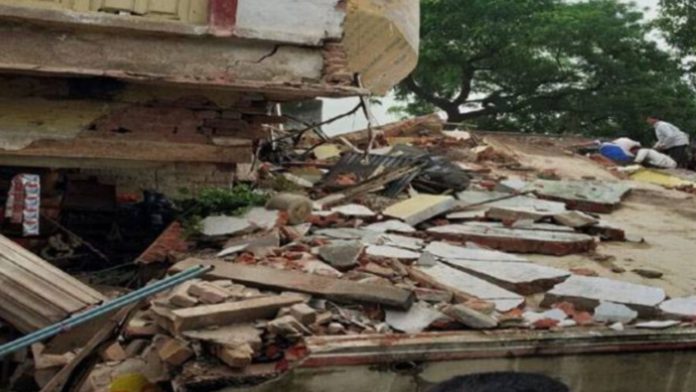 मुंबई में दीवार ढहने से मलबे में दबे 3 लोगों की मौत