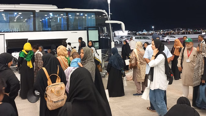 90-students-reached-kashmir-by-bus-from-delhi-airport-expressed-gratitude-to-the-government-for-their-safety Israel-Iran Tension: चेहरे पर वतन वापसी की खुशी...कोई अनंतनाग तो कोई हैदरपोरा उतरा; 90 कश्मीरी छात्र लौटे घर