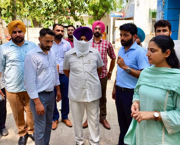 drive-against-corruption-vigilance-bureau-apprehends-dsp-reader-red-handed-accepting-rs-one-lakh-bribe भ्रष्टाचार के विरुद्ध मुहिम: एक लाख रुपए रिश्वत लेते हुये डी. एस. पी. के रीडर को विजीलैंस ब्यूरो ने किया रंगे हाथों काबू