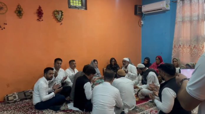 mehbooba-mufti-reached-the-house-of-parvez-ahmed-a-youth-of-jammu-who-was-killed-in-a-police-encounter पुलिस इनकाऊटर में मारे गए जममू के युवक परवेज अहमद के घर पर पहुंची पीडीपी चीफ व जम्मू-कश्मीर की पूर्व मुख्यमंत्री महबूबा मुफ्ती,