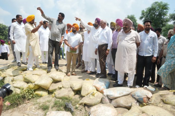 barinder-kumar-goyal-visits-flood-affected-areas-to-assess-relief-operations-in-ferozepur-and-tarn-taran-districts बरिंदर कुमार गोयल द्वारा फिरोज़पुर और तरन तारन ज़िलों में राहत कार्यों का जायज़ा लेने हेतु बाढ़ प्रभावित क्षेत्रों का दौरा