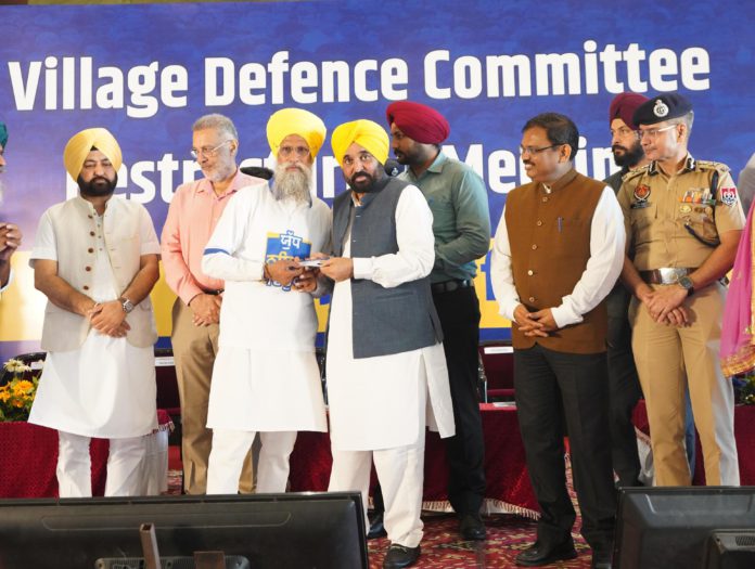 be-the-generals-in-the-war-against-drugs-cm-to-members-of-defence-committees नशों के विरुद्ध जंग के 'जरनैल' बनकर गाँवों और शहरों की रक्षा करेंगे डिफेंस कमेटियों के सदस्य- मुख्यमंत्री