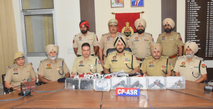big-blow-to-cross-border-arms-smuggling-network-juvenile-among-four-held-with-7-pistols-in-amritsar सरहद पार से हथियारों की तस्करी के नैटवर्क का पर्दाफाश; अमृतसर से 7 पिस्तौलों समेत तीन व्यक्ति और एक नाबालिग गिरफ़्तार