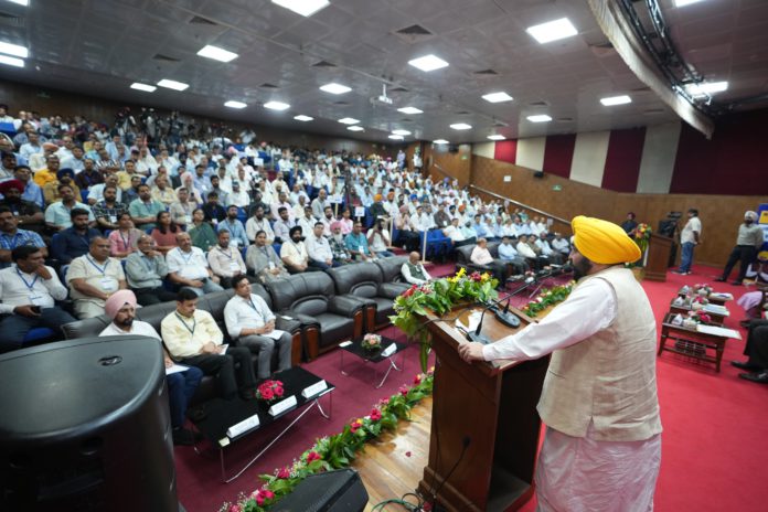 cm-launches-policy-for-empanelment-of-certified-professionals-to-make-punjab-an-industrial-hub-of-the-country मुख्यमंत्री की ओर से पंजाब को देश का औद्योगिक केंद्र बनाने के उद्देश्य से प्रमाणित पेशेवरों को सूचीबद्ध करने के लिए नीति शुरू