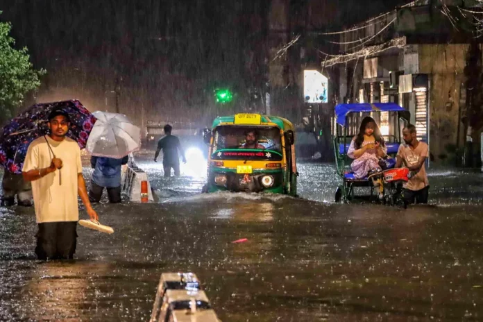 heavy-rains-in-10-states-including-delhi-lucknow-all-schools-closed-imd-alert-in-kashmir दिल्ली में 16 अगस्त तक भारी बारिश की चेतावनी, लखनऊ में सभी स्कूल बंद, ऋषिकेश में भूस्खलन के चलते 2 लोग लापता