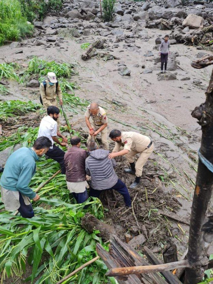 massive-cloud-burst-hits-chositi-kishtwar-rescue-operations-underway Kishtwar Cloudburst LIVE Updates: जम्मू-कश्मीर के किश्तवाड़ में बादल फटने से भारी तबाही, 15 से ज्यादा लोगों की मौत