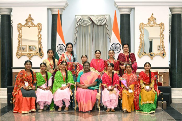 punjab-govt-school-students-celebrates-raksha-bandhan-with-president-at-rashtrapati-bhavan पंजाब के सरकारी स्कूल के विद्यार्थियों ने राष्ट्रपति भवन में राष्ट्रपति के साथ मनाया राखी का त्योहार