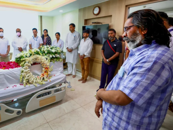 shibhu-soren-last-rites-hemant-soren-wrote-poem-for-father-jharkhand-adivasi-tribal-ntc-dskc 'बाबा का संघर्ष उनकी चप्पल से ढकी फटी एड़ी में था...', पिता शिबू सोरेन को यादकर छलक पड़े हेमंत के आंसू