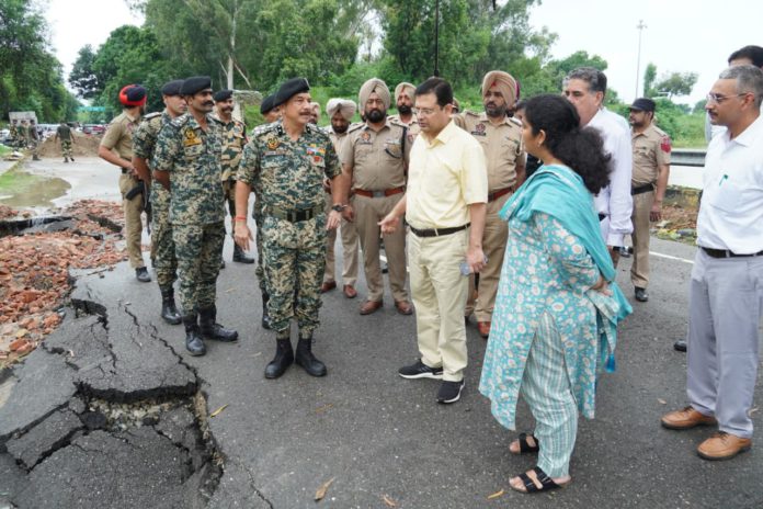 protection-of-lives-and-providing-safe-shelter-in-relief-camps-is-foremost-priority-of-state-govt-anurag-verma जान-माल की रक्षा और राहत केंद्रों में लोगों को सुरक्षित रखना राज्य सरकार की प्राथमिकता: अनुराग वर्मा