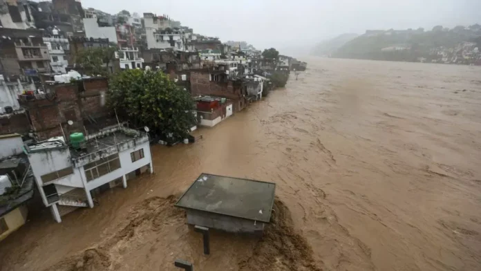 srinagar-srinagarjammu-highway-closed-due-to-heavy-rain-schools-shut-national-highway-closed Jammu and Kashmir News: भारी बारिश के कारण नदियों और नालों का बढ़ा जलस्तर, श्रीनगर-जम्मू नेशनल हाईवे बंद